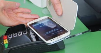 Un smartphone et un terminal de paiement