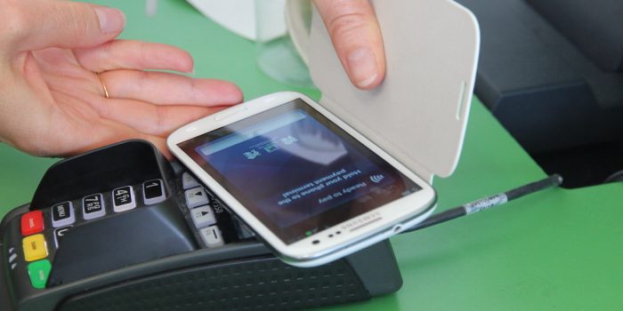 Un smartphone et un terminal de paiement