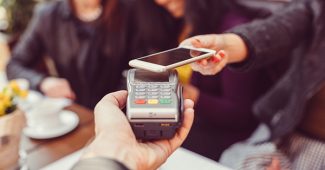 Quelqu’un effectuant un paiement mobile