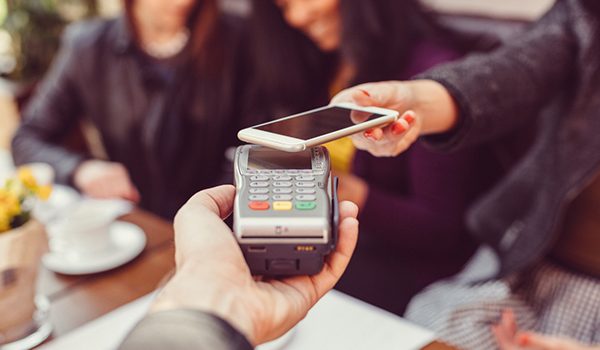 Quelqu’un effectuant un paiement mobile