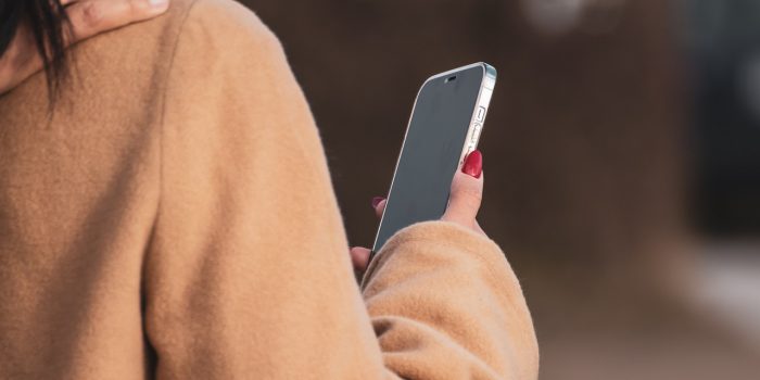 Une femme tenant son smartphone