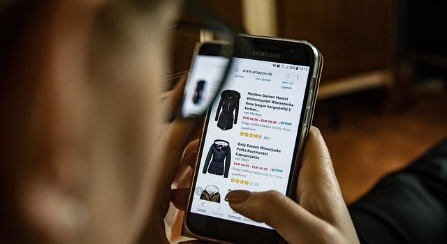 Une personne faisant des achats en ligne